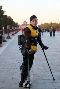 完全截瘫患者在上海走起来了