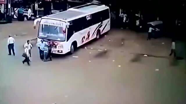 大客车比小汽车少多少