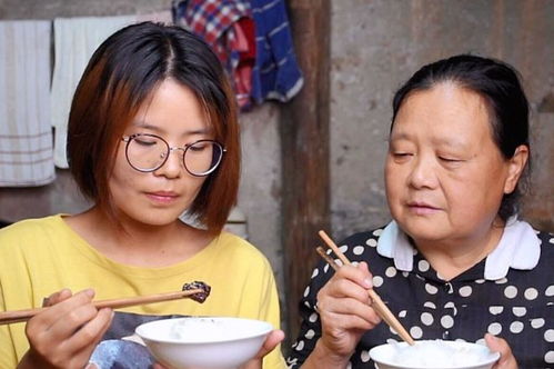女生晒85年婆婆帮儿媳带孩子
