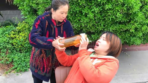 女生晒85年婆婆帮儿媳带孩子