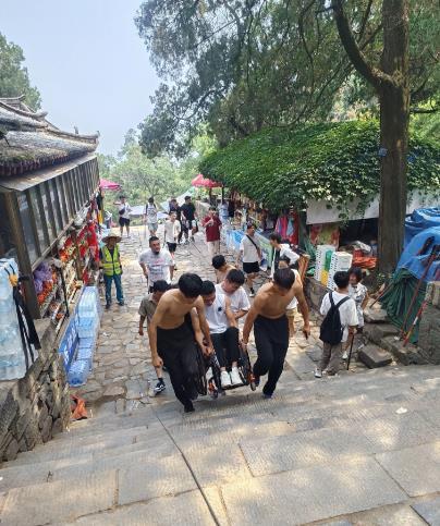 小伙做泰山陪爬年入30多万