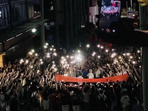 粉丝为金秀贤投放应援大屏：爱你
