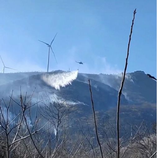 河南焦作山火蔓延 直升机取水灭火