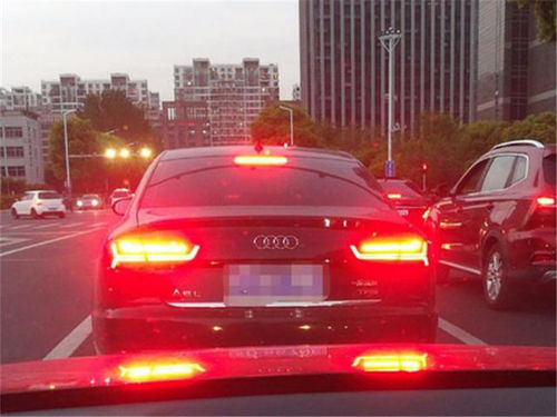 一个汽车尾灯多少钱