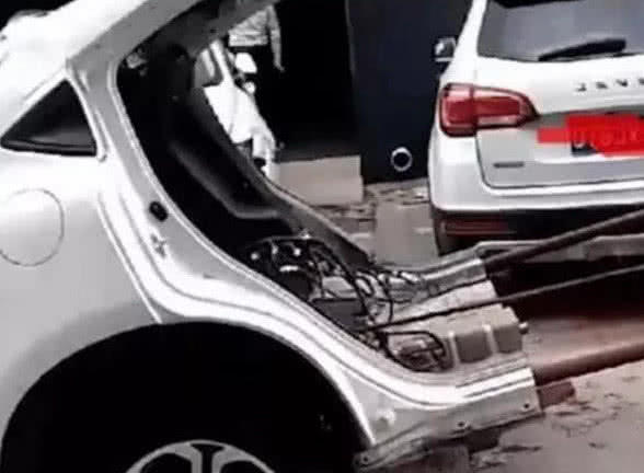 汽车尾部空隙多少合适