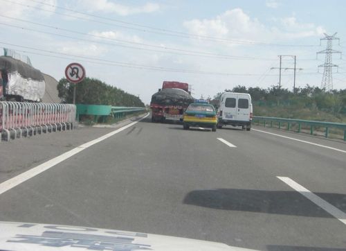 普通公路上汽车的限速是多少