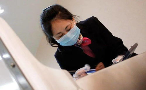 女入殓师给遗体穿衣:感觉他抓我