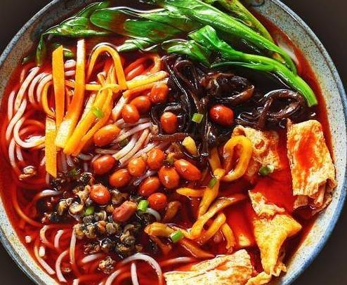 网友应对大风:胶带贴窗囤泡面