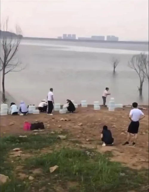 官方回应重庆一码头有人放生矿泉水