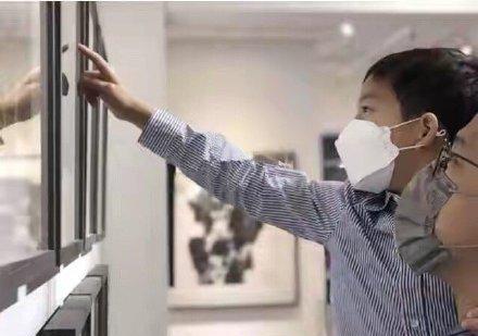 一家人出门没拔充电器家里被烧光