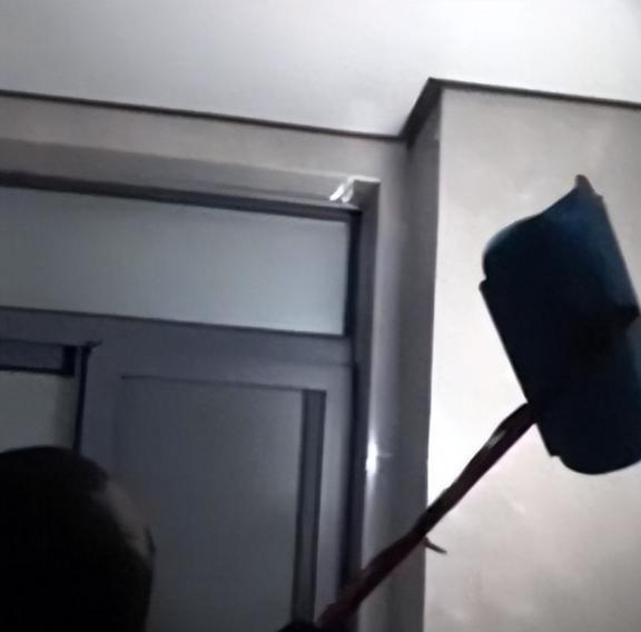 房主称因台灯有灰拒退押金 房主称因台灯有灰拒退押金