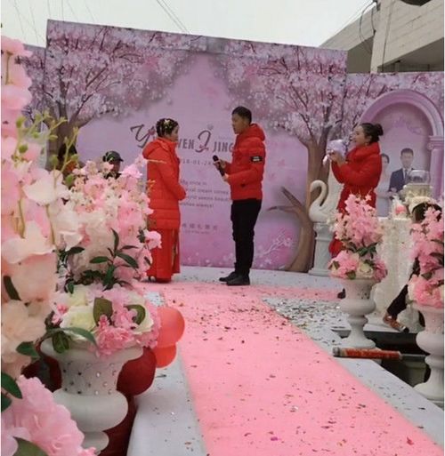 婚礼上新郎收红包转手就给了新娘