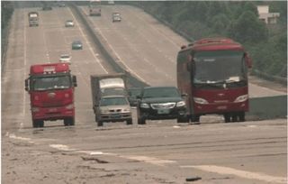 路面现4米大坑 货车司机车毁人亡