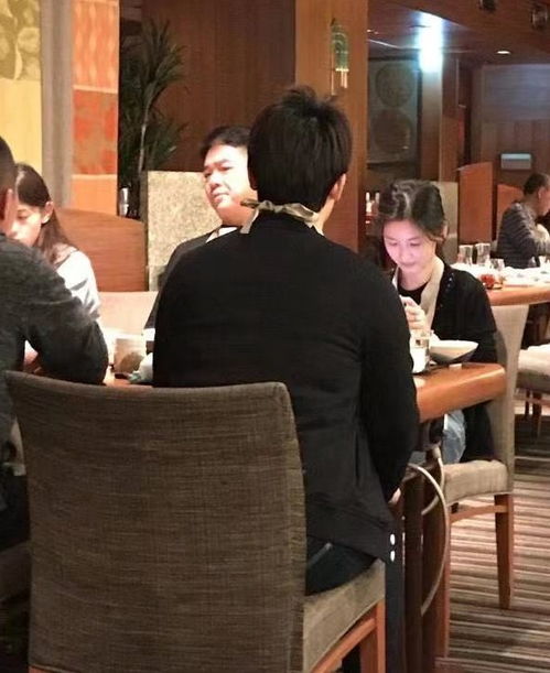 刘强东母亲现身京东食堂煮饺子