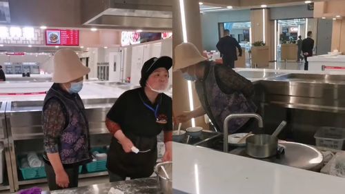刘强东母亲现身京东食堂煮饺子