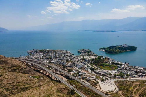 9米长林肯车堵瘫网红公路 车主致歉