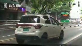 城管队员扒瓜车引擎盖遭拖行 城管队员扒瓜车引擎盖遭拖行