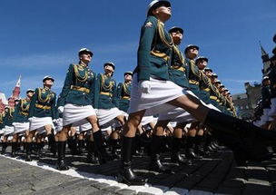 俄女兵亮相红场:短裙军装 英姿飒爽
