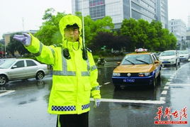 有人穿“警察”字样雨衣参与丧事