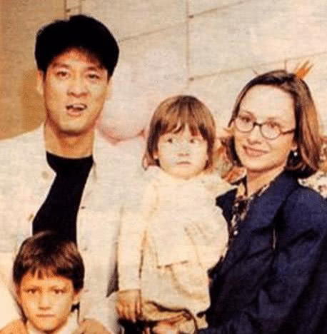 董卿现身儿子学校 母子罕见同框(董卿现身儿子学校，母子罕见同框，温暖瞬间感动人心)