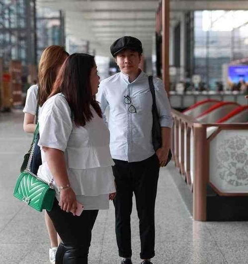 董卿现身儿子学校 母子罕见同框(董卿现身儿子学校，母子罕见同框，温暖瞬间感动人心)