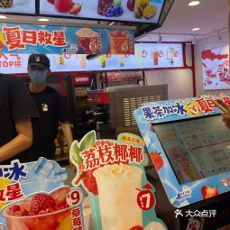 蜜雪冰城爆单女店员忙到崩溃落泪(蜜雪冰城爆单背后，女店员的奋斗与泪水)