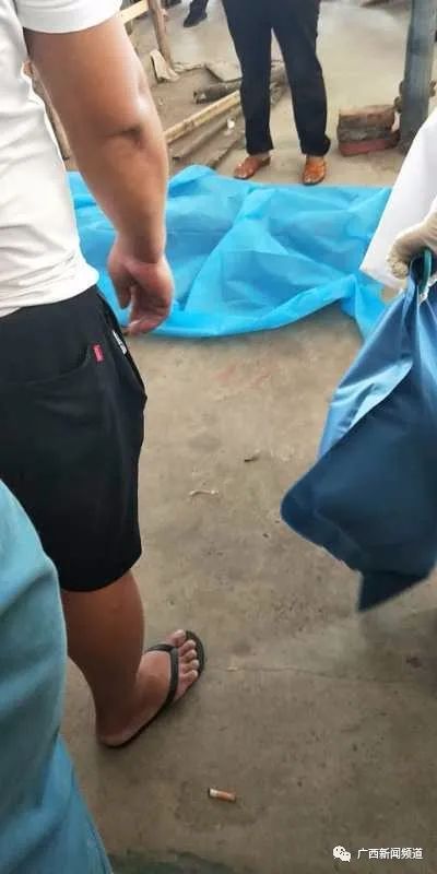 男子被毒蛇咬伤 当场打死拎蛇就医(毒蛇咬伤危机，男子英勇反应，当场打死毒蛇并携带就医)