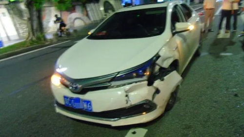 汽车车门被撞裂多少钱(汽车车门被撞裂，修复费用及应对方案)