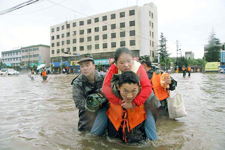 中考赶上暴雨 湖南一学生游泳赶考(中考遇暴雨，湖南一学生游泳赶考，挑战与勇气的交织)