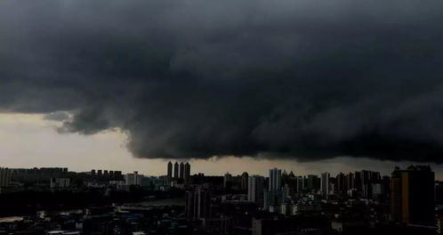 一秒天黑 济南突降暴雨(济南暴雨，一秒天黑，城市中的壮丽画卷)