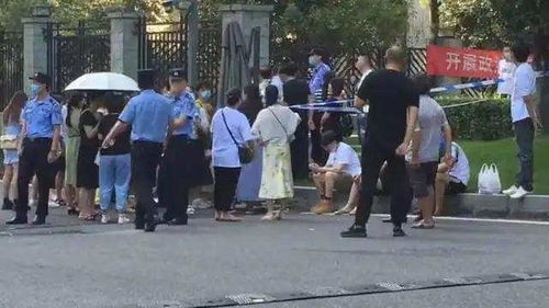 大学女生和男友双双坠亡 警方通报(大学女生与男友双双坠亡事件，警方通报背后的故事)