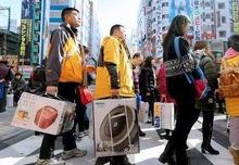 外国游客扎堆扫货“中国造”外国游客扎堆扫货中国造，全球消费趋势下的新风尚)