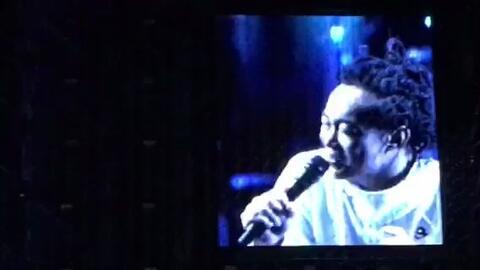 陈奕迅北京演唱会踩空台阶摔倒(陈奕迅北京演唱会意外摔倒,跌倒在舞台,却赢得人心) 陈奕迅北京演唱会踩空台阶摔倒(陈奕迅北京演唱会意外摔倒,跌倒在舞台,却赢得人心)
