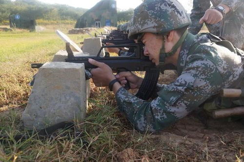 可刺可射 中国军人用匕首枪实弹射击