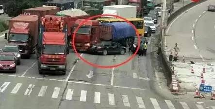 事故车辆横占隧道两车道 众人推车