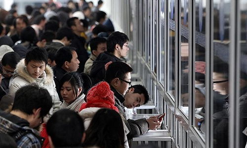 外籍小女孩在济南机场哭闹不肯走