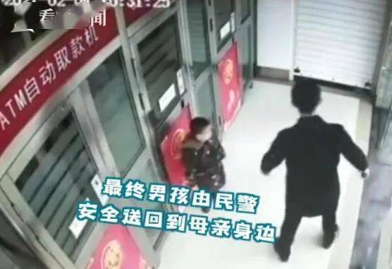 小男孩发现警方宣传画里人有三只手