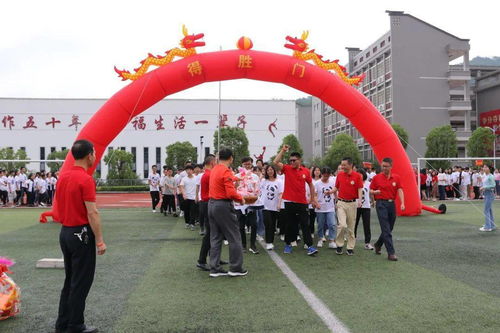 男生胸前挂满奖牌参加毕业典礼