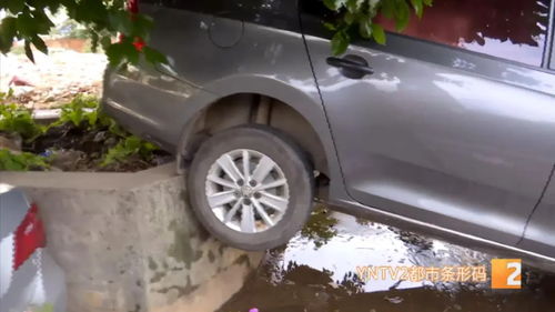 桂林一小区上百辆车遭严重泡水