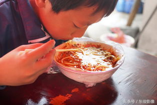 游客吃面发现碗底印着“你是猪吗”