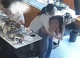 厨师赤裸上身施救卡喉女子引争议