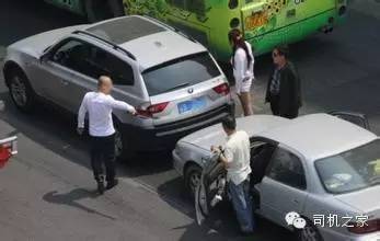 女子追尾不服处罚让交警找她老公