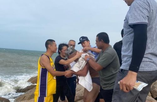 两对夫妻拍照 三人被卷进海里
