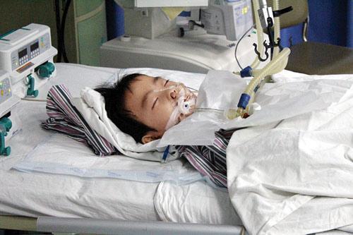 8岁男孩突发暴发性心肌炎 医护抢救