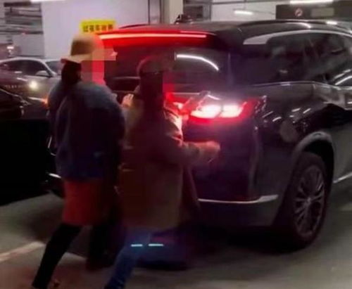 女子占用车位遭业主声援“淹没”