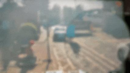 澳大利亚一海滩惊现“神秘金属球”