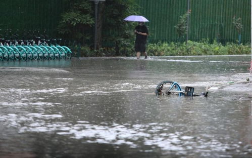 直击一线 记者被风浪浇到全身湿透