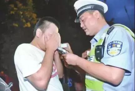 150斤男记者在浙江沿海被吹到变形
