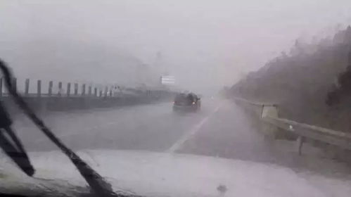 台风将至 景区没收“鲁迅”的伞