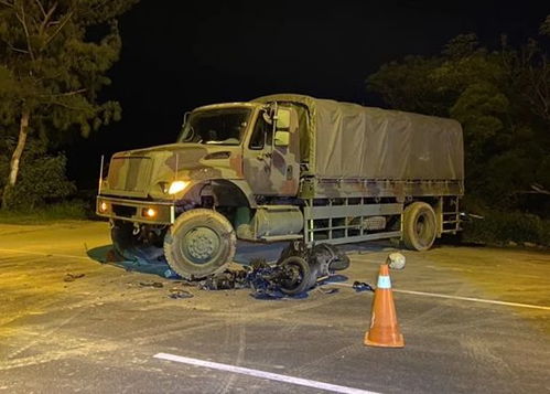 台媒：台军2辆军用卡车街头发生碰撞